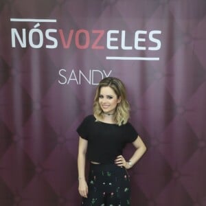 Sandy faz show no Rio com famosos na plateia