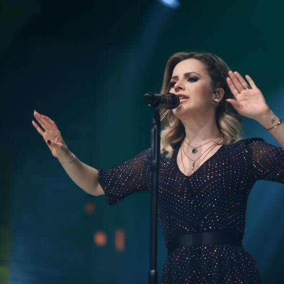 Sandy faz show no Rio com Fernanda Gentil na plateia