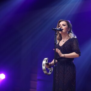 Sandy canta para o público em show no Rio