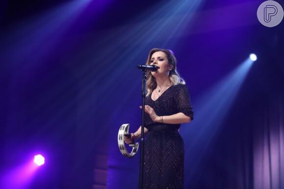 Sandy canta para o público em show no Rio