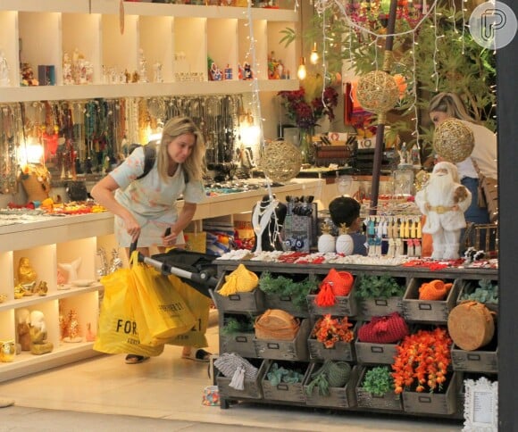 Fernanda Gentil faz compras em loja de shopping carioca