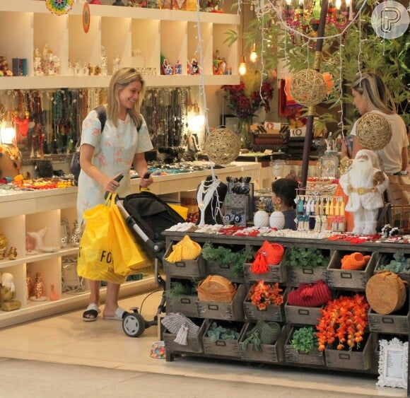 Fernanda Gentil faz compras de Natal em shopping do Rio de Janeiro com o filho
