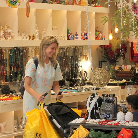 Fernanda Gentil faz compras de Natal em shopping do Rio de Janeiro com o filho