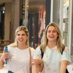 Fernanda Gentil faz compras de Natal em shopping do Rio com amiga