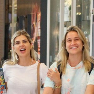Fernanda Gentil sorri e conversa com amiga em shopping