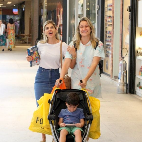 Fernanda Gentil sorri e conversa com amiga em shopping