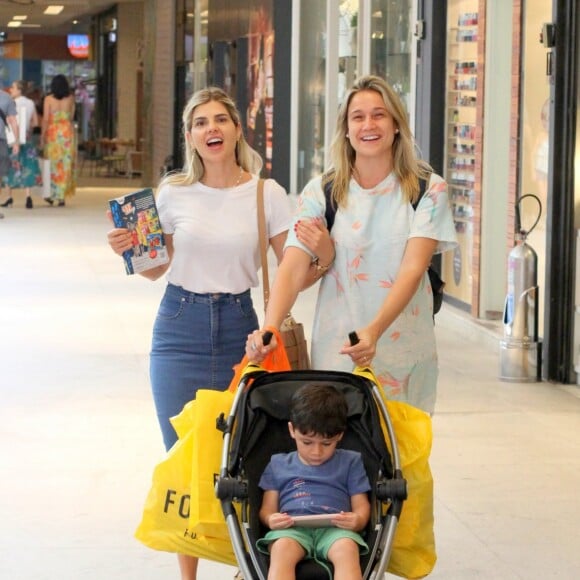 Fernanda Gentil esbanja simpatia durante compras de Natal em shopping