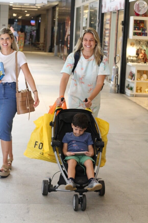 Fernanda Gentil faz compras de Natal em shopping do Rio com amiga e com o filho mais novo
