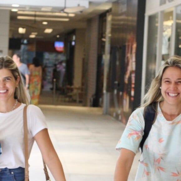 Fernanda Gentil faz compras de Natal em shopping do Rio com amiga e com o filho mais novo