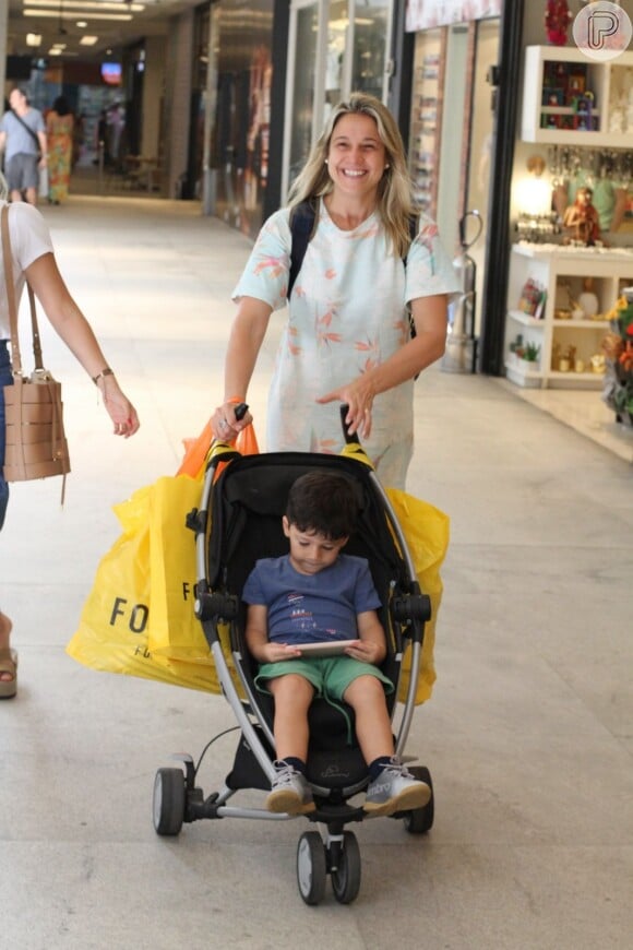 Fernanda Gentil faz compras de Natal com o filho, Gabriel