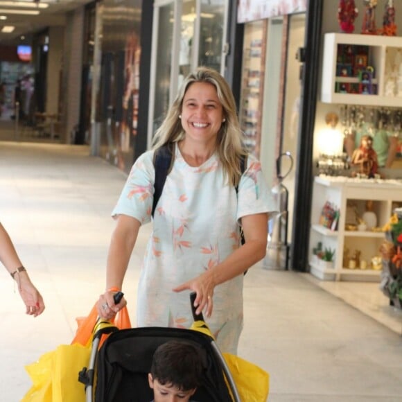 Fernanda Gentil faz compras de Natal com o filho, Gabriel