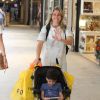 Fernanda Gentil esbanja simpatia em shopping