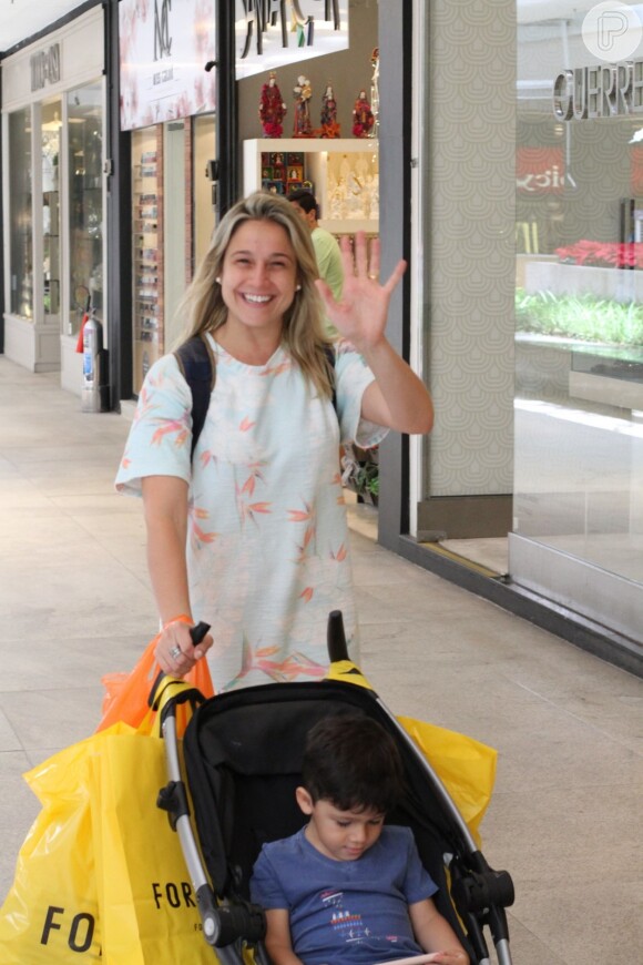 Fernanda Gentil faz compras de Natal em shopping do Rio