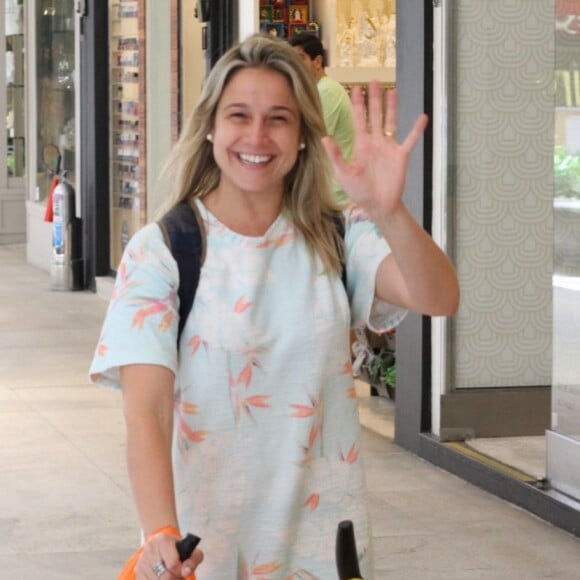 Fernanda Gentil faz compras de Natal em shopping do Rio