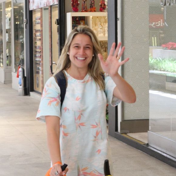 Fernanda Gentil faz compras de Natal em shopping do Rio
