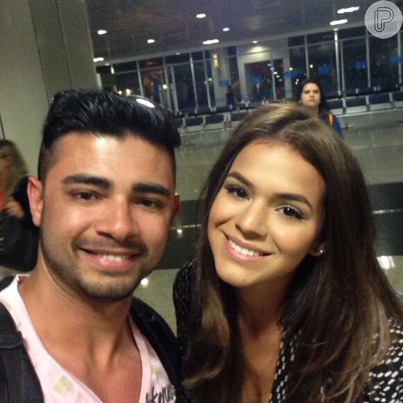 Bruna Marquezine tira foto com fã no aeroporto de Congonhas, em São Paulo