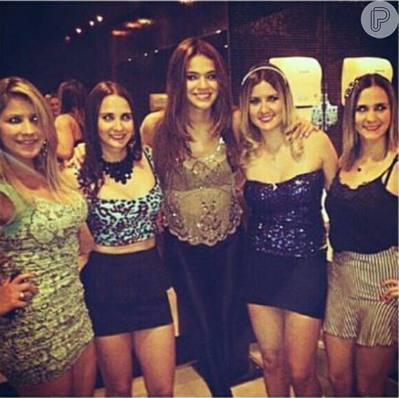 Bruna Marquezine tira foto com um grupo de meninas no banheiro da boate Villa Mix