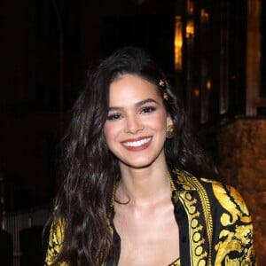 Bruna Marquezine decorou a mesa de jantar e deixou a árvore de Natal repleta de sacolas