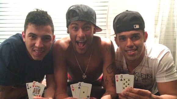 Neymar vence rodada de pôquer e brinca com amigos no Instagram: 'Deitei neles'