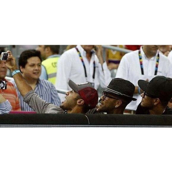 Neymar, Daniel Alves e Rafinha tiraram várias selfies durante a semifinal da Copa do Mundo de Basquete, na última quinta-feira (11)