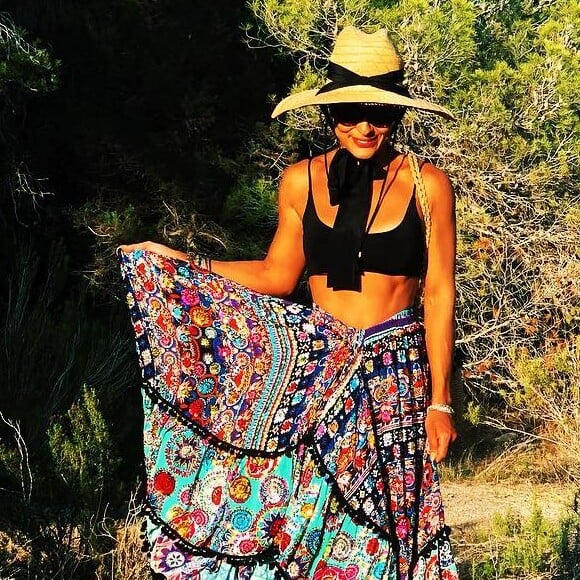 A saia longa e rosada mega estampada já foi aposta de Juliana Paes em viagens