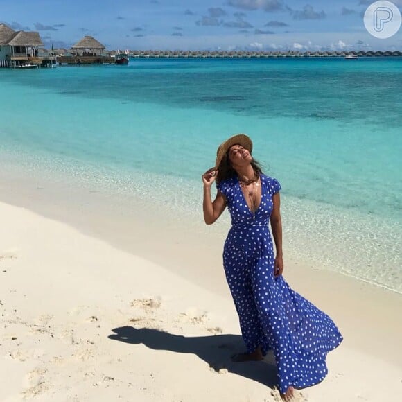 Vestido longo é uma das peças mais usadas por Juliana Paes nos looks de praia