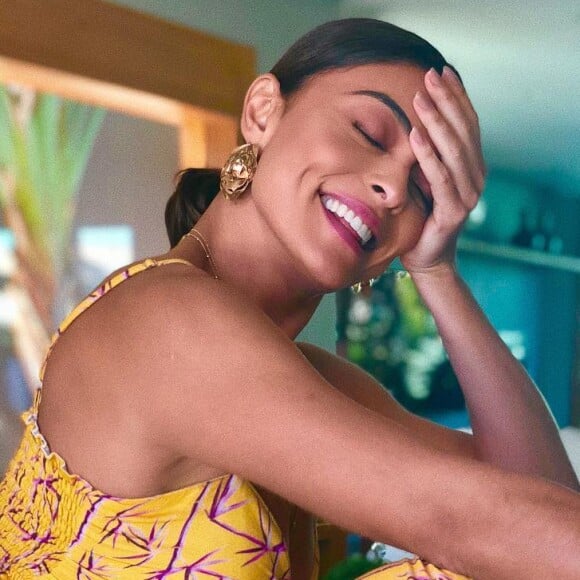 Juliana Paes também já seguiu a trend do conjuntinho, usando calça pantacourt e top de mesma estampa