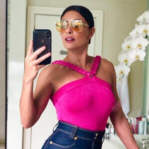 Looks com cores fortes são queridinhos de Juliana Paes