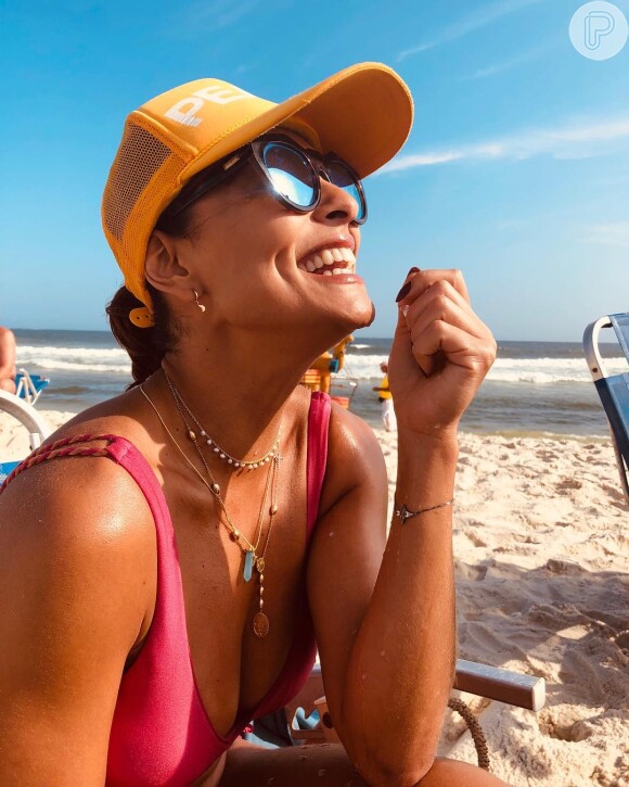 Juliana Paes é estilosa até nos looks de praia: a atriz não dispensa óculos de sol, bonés e colares