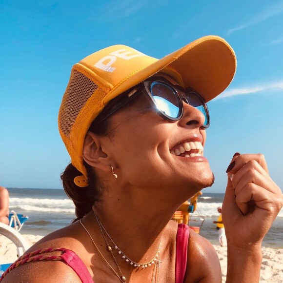 Juliana Paes é estilosa até nos looks de praia: a atriz não dispensa óculos de sol, bonés e colares