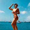 O biquíni nude valorizou a cor morena de Juliana Paes em um dos passeios de barco da atriz