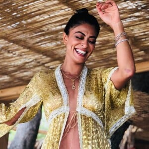 A saída de praia que lembro um kimono também é peça favorita nos looks de brachwear de Juliana Paes