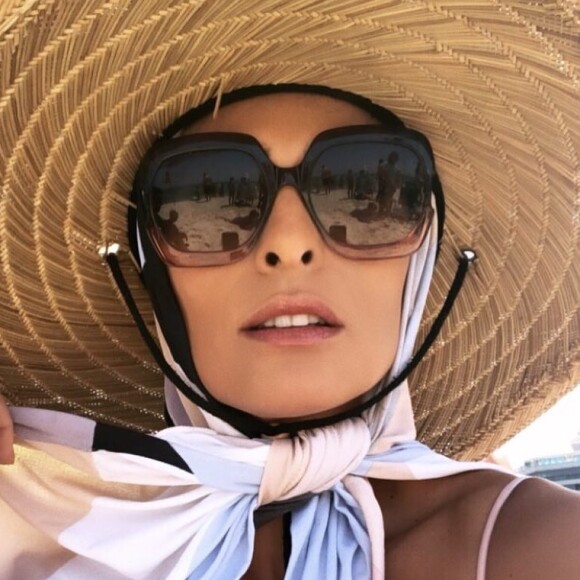 Estilosa na praia: chapéu de palha e lenço já foram aposta de Juliana Paes