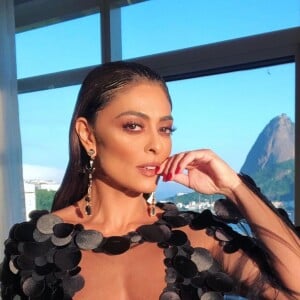 Autêntica: o vestido preto com muita transparência já foi aposta de Juliana Paes