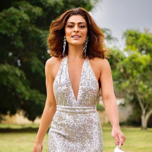 Na onda do metalizado: o vestido prateado já foi uma das apostas de festa usadas Juliana Paes