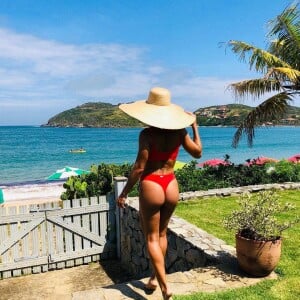 O vermelho aparece até nos looks de praia de Juliana Paes