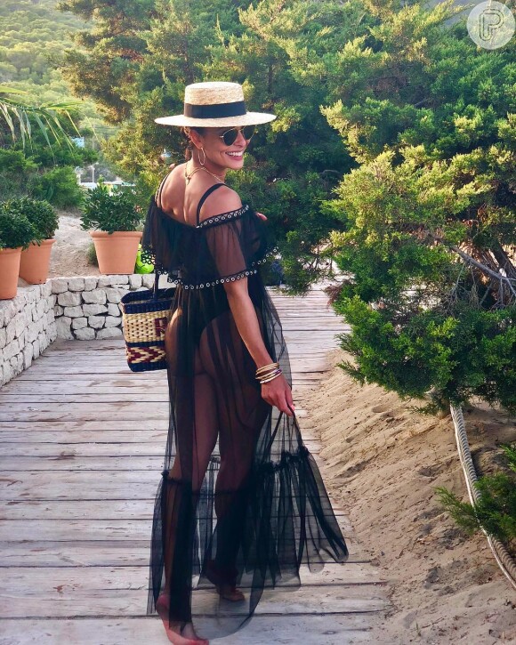O vestido preto com transparência deixou o look de verão de Juliana Paes sofisticado