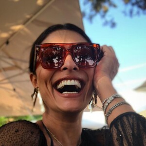 O óculos de sol no estilo máscara, bem grande e estiloso, é um dos favoritos de Juliana Paes
