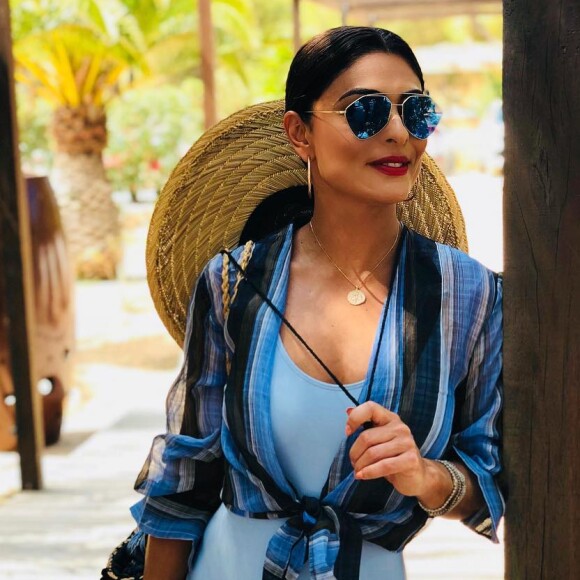 Nos looks de praia de Juliana Paes, óculos de sol estiloso e uma terceira peça, como a camisa com nó, não podem faltar