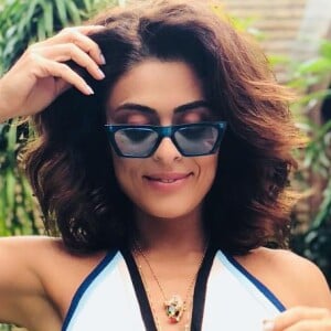 O conjuntinho branco com listras, bem fashionista, também já foi escolha de Juliana Paes