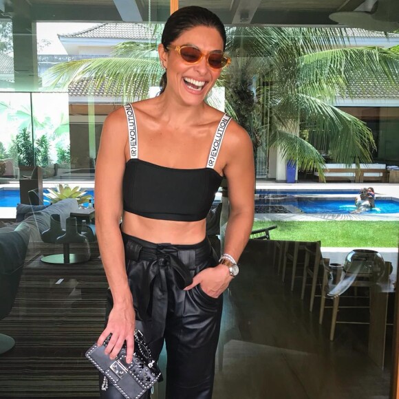 O look todo preto também costuma ser aposta de Juliana Paes durante o dia
