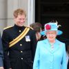 Príncipe Harry é o quarto na linha de suceção do trono britânico. Na foto, ele aparece ao lado da rainha Elizabeth II