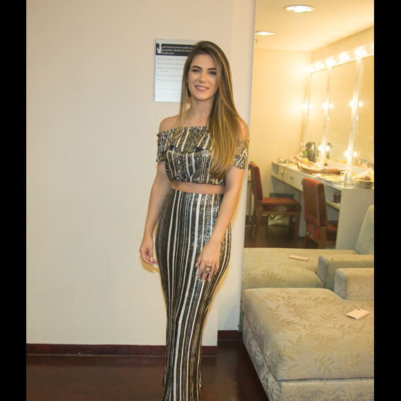 Jade Magalhães elege look metalizado para prestigiar show de Luan Santana