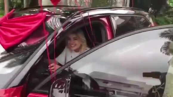 Xuxa Meneghel mostra surpresa para a filha, Sasha, quando ela ganhou primeiro carro 