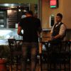 Alexandre Borges foi clicado tomando chope sozinho em um bar do Leblon, na Zona Sul do Rio, na noite de segunda-feira, 15 de setembro de 2014. Ouvindo música, o ator passou um tempo observando o movimento da rua sentado em uma mesa na calçada do local