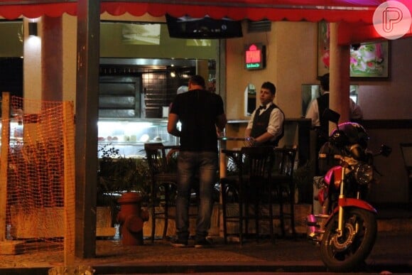 Alexandre Borges foi clicado tomando chope sozinho em um bar do Leblon, na Zona Sul do Rio, na noite de segunda-feira, 15 de setembro de 2014. Ouvindo música, o ator passou um tempo observando o movimento da rua sentado em uma mesa na calçada do local