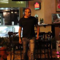 Sem Julia Lemmertz, Alexandre Borges é clicado sozinho em bar do Leblon