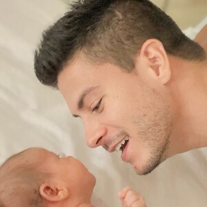 'Primeiro, nunca deixamos de dar de mamar para dar chupeta. Segundo, ela não fica de chupeta o dia inteiro, apenas na hora de dormir e depois que dorme pesado ela cospe', explicou Arthur Aguiar