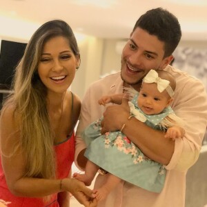 Arthur Aguiar exibiu o rosto da filha pela primeira vez no Natal