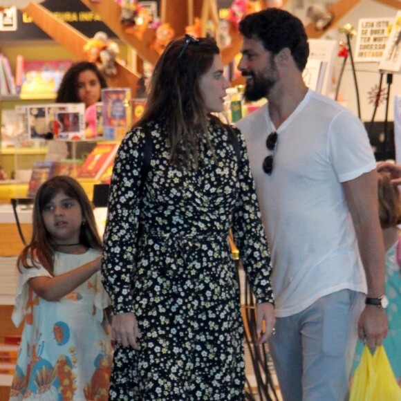 Cauã Reymond, Mariana Goldfarb e Sofia circularam por um shopping de luxo do Rio